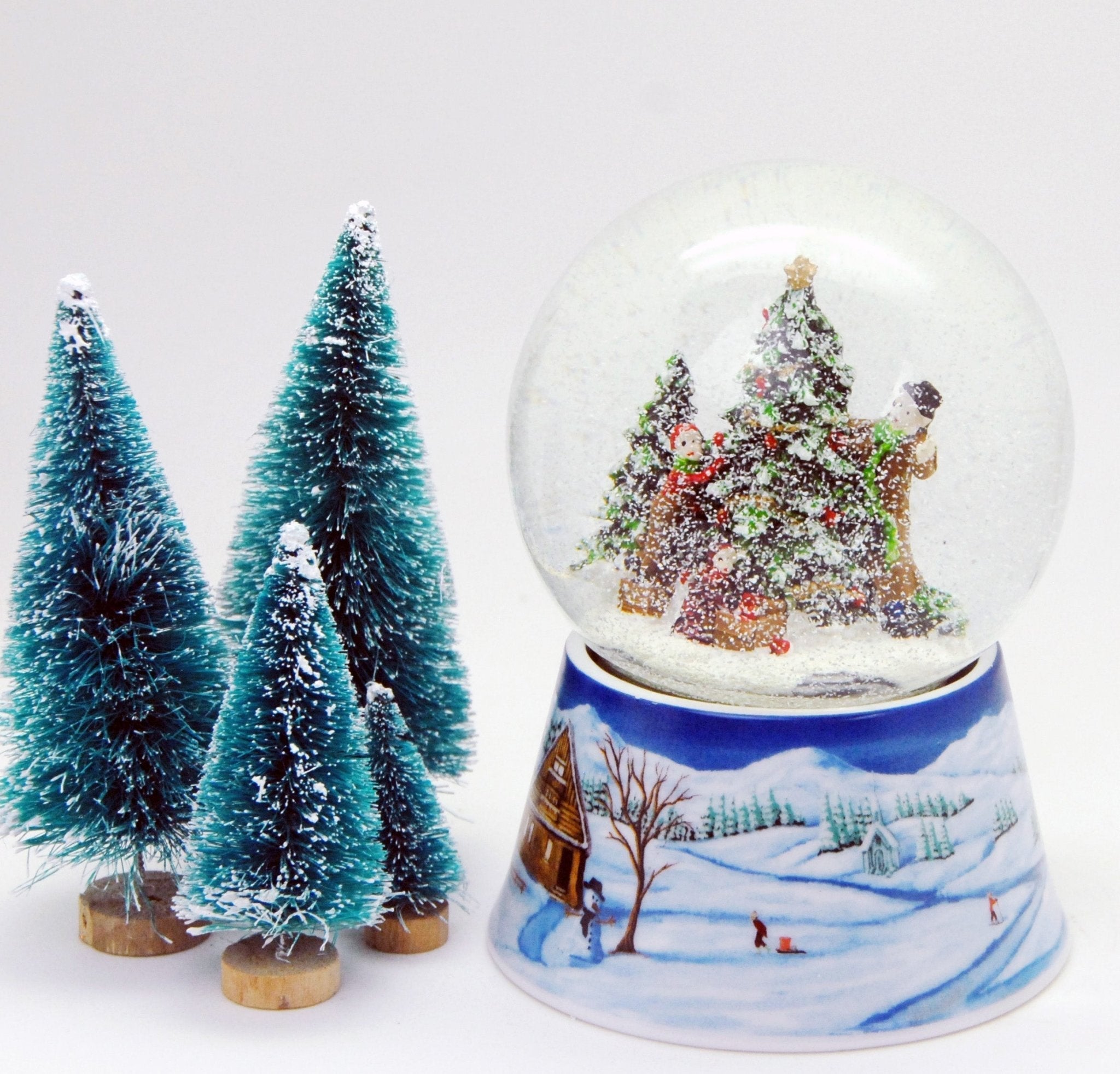 Nostalgische sneeuwbol met kerstboom en muziekdoos 14 cm hoog-mezamstore.nl