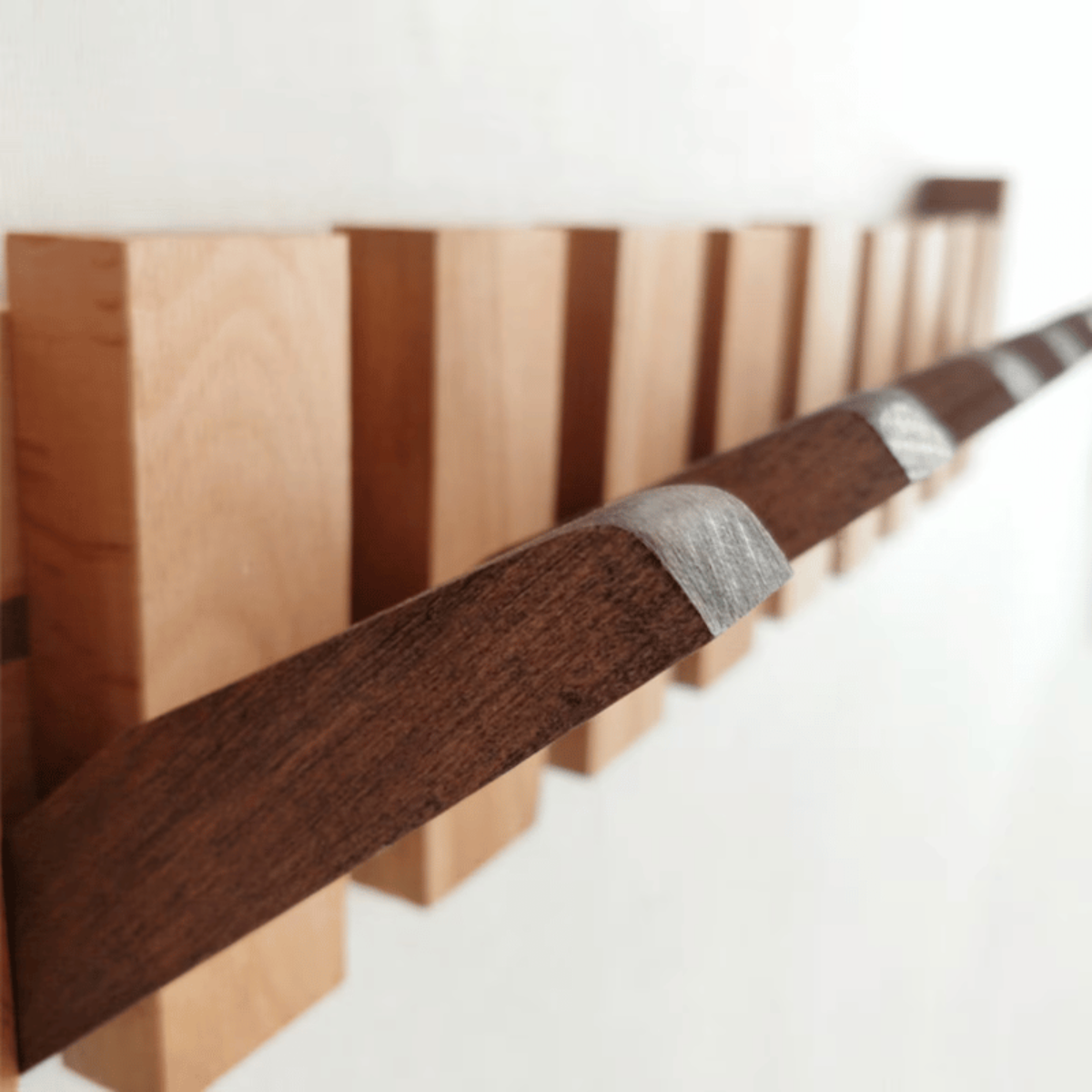 Houten Kapstok met Magnetische Haken en Pianotoets Design
