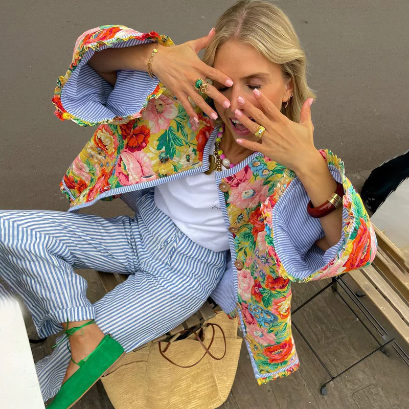 Gewatteerde Jas met Bloemenprint en Houten Knopen