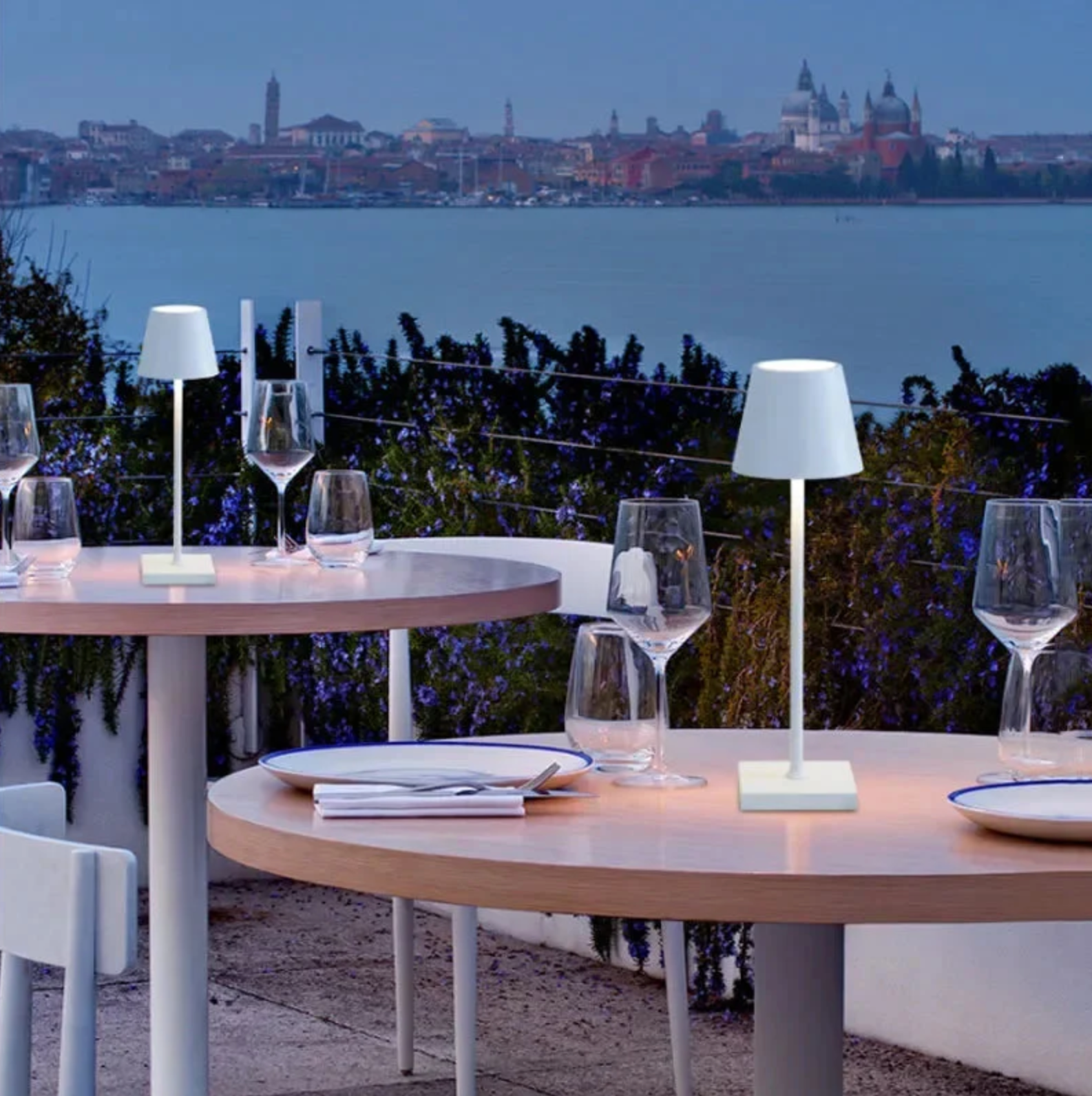 Draadloze tafel lamp met modern design-mezamstore.nl