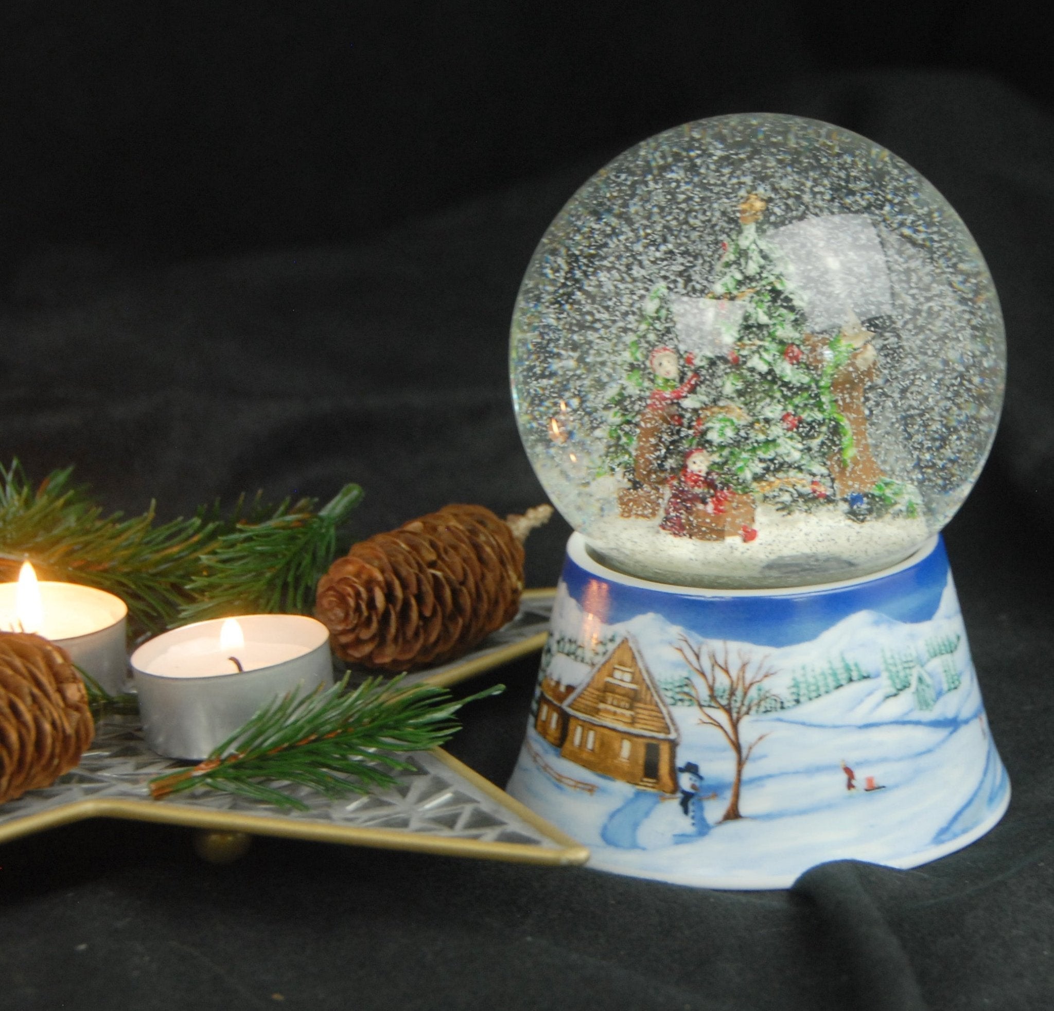 Nostalgische sneeuwbol met kerstboom en muziekdoos 14 cm hoog-mezamstore.nl
