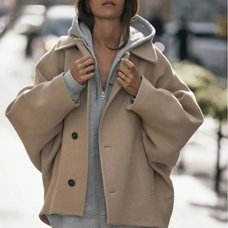 Dames Capejas – Elegante Oversized Jas met Klassieke Knopen