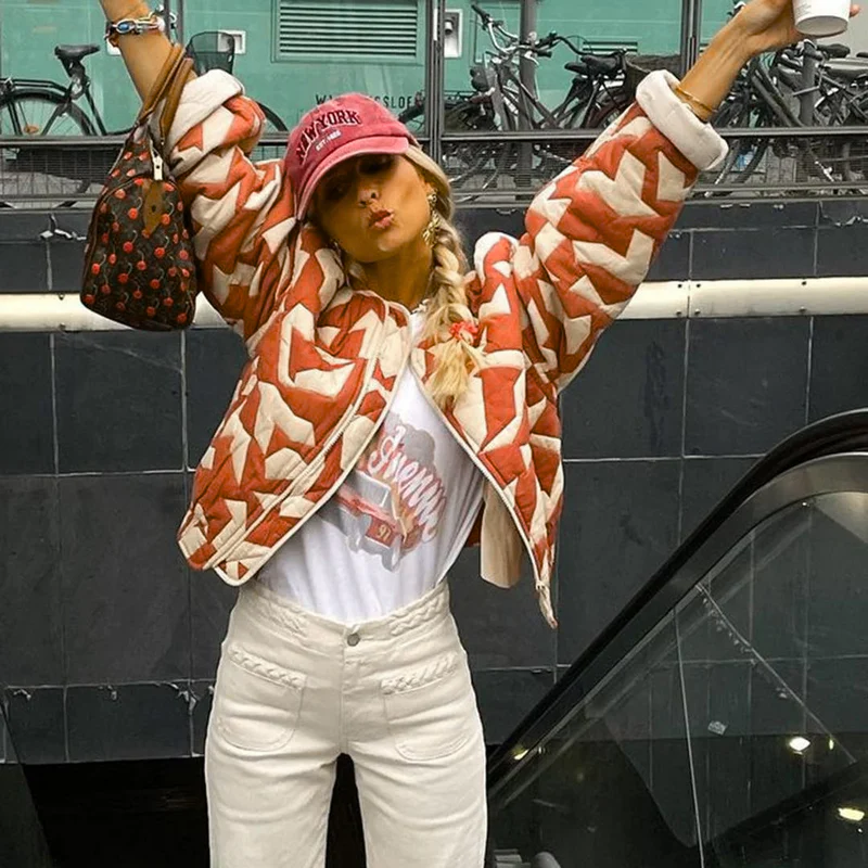 Gewatteerde Jas met Bloemenprint en Houten Knopen