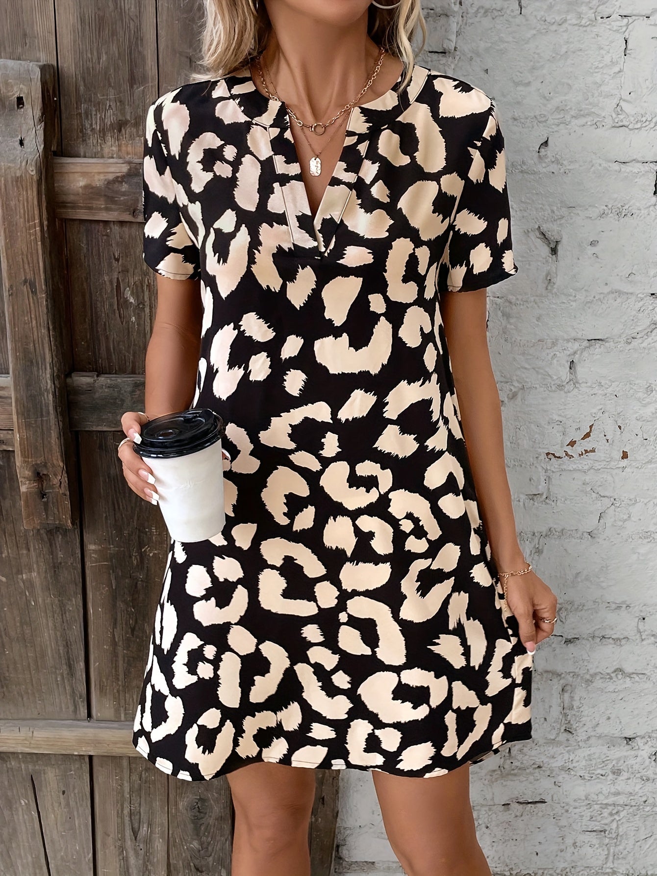 Elegante Luipaardprint Midi Zomerjurk met V-Hals en Korte Mouwen