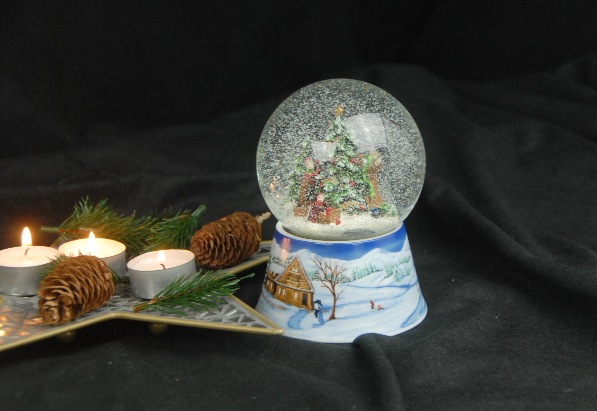 Nostalgische sneeuwbol met kerstboom en muziekdoos 14 cm hoog-mezamstore.nl