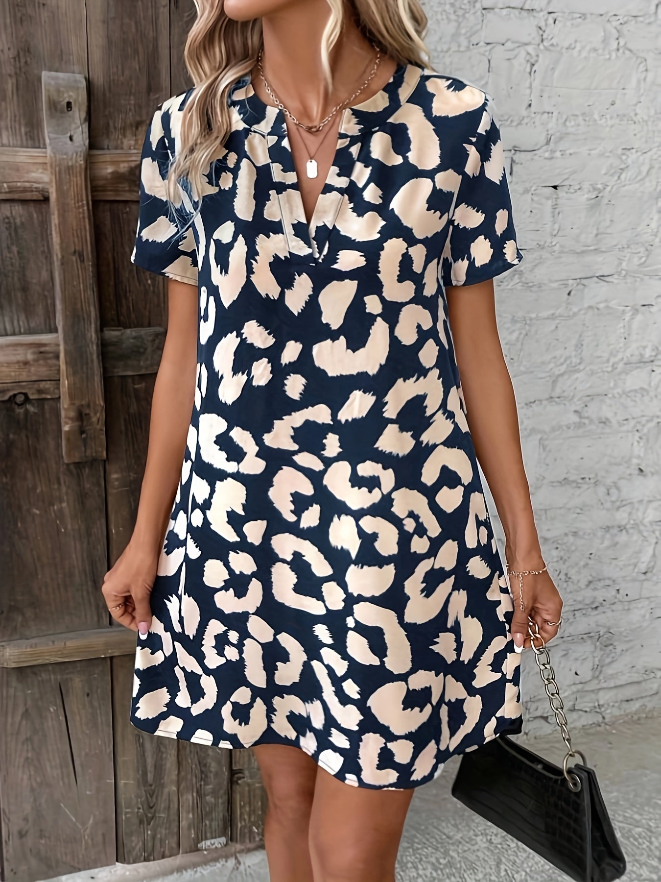 Elegante Luipaardprint Midi Zomerjurk met V-Hals en Korte Mouwen