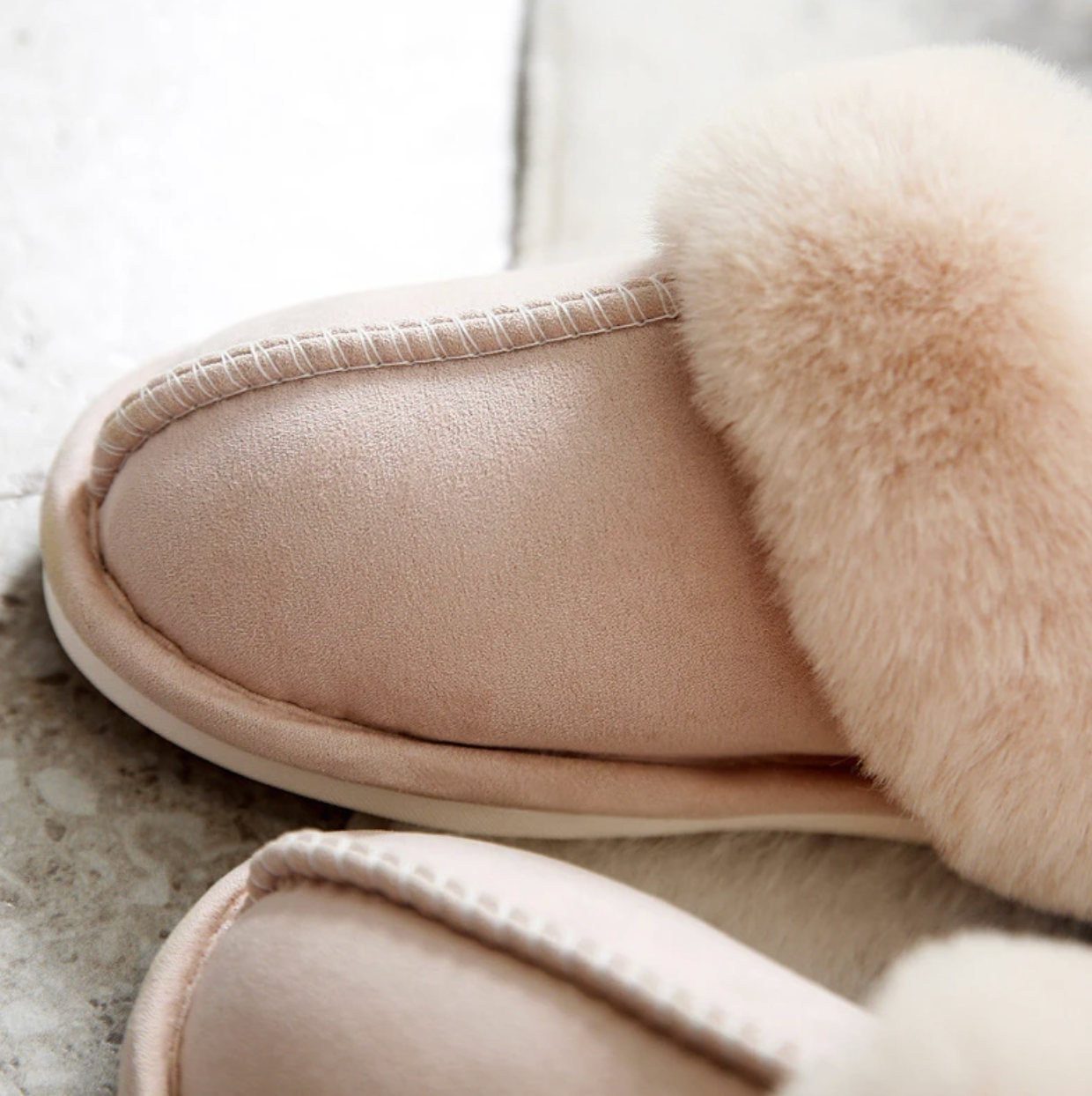 Flauschige en modieuze huis slippers met antislipzool-mezamstore.nl