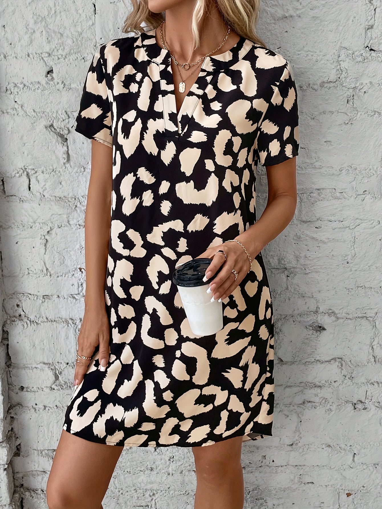 Elegante Luipaardprint Midi Zomerjurk met V-Hals en Korte Mouwen