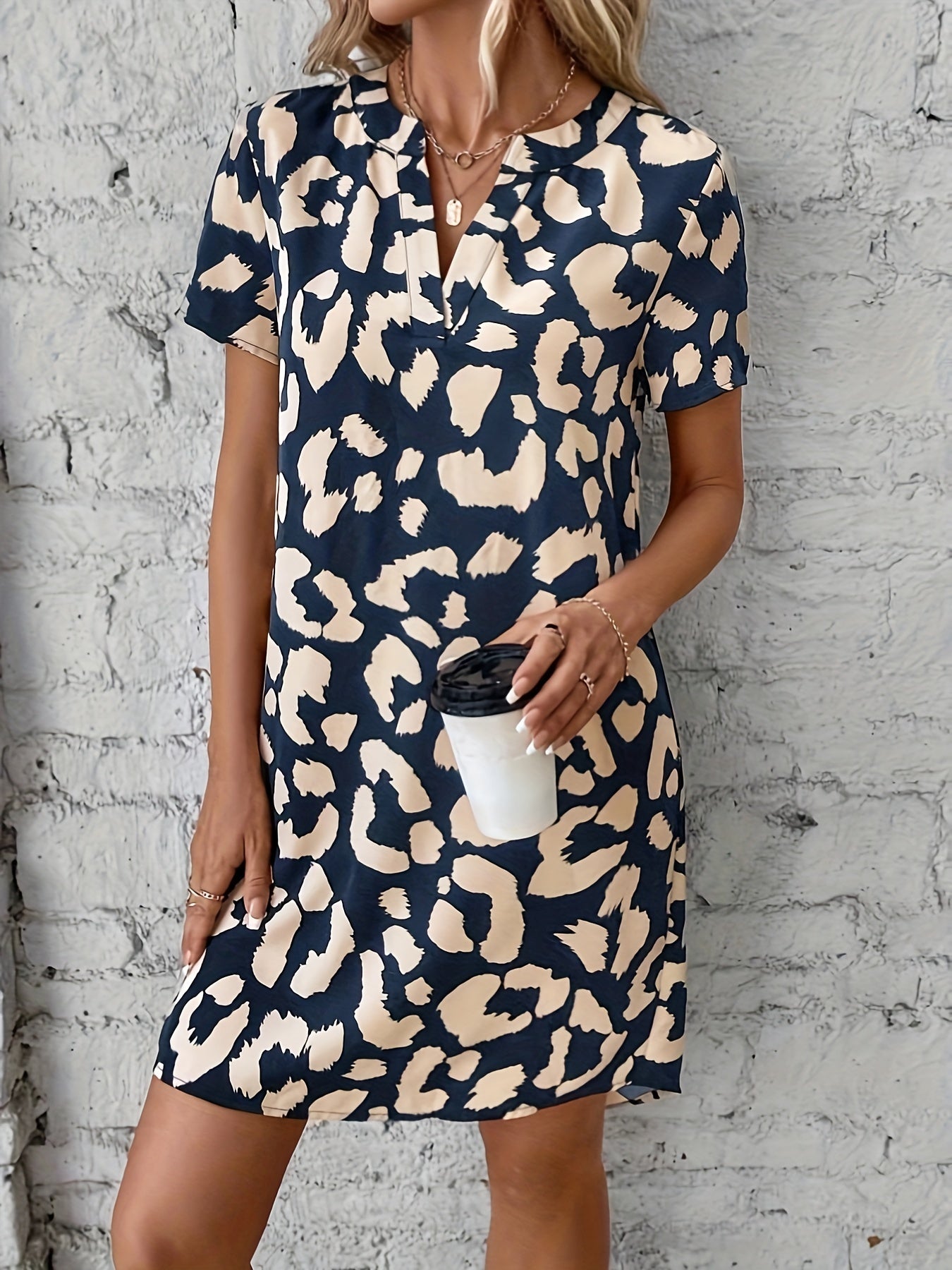 Elegante Luipaardprint Midi Zomerjurk met V-Hals en Korte Mouwen