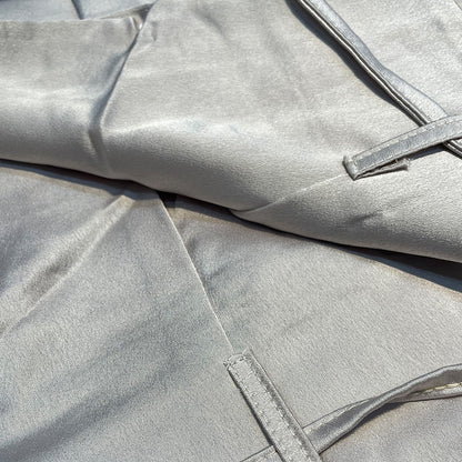 Modieuze Damesoutfit: Mouwloze Crop Top en Wijde Broek