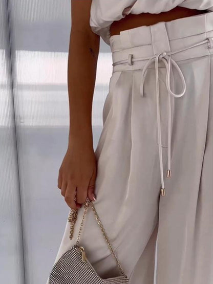 Modieuze Damesoutfit: Mouwloze Crop Top en Wijde Broek