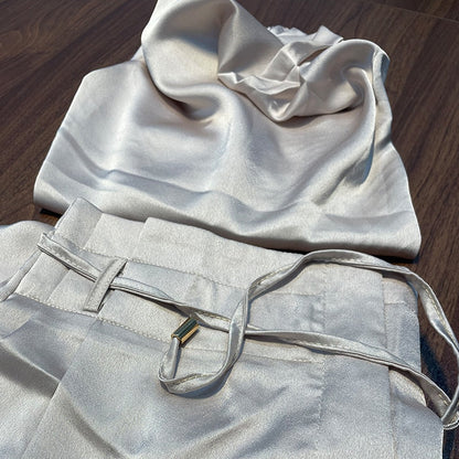 Modieuze Damesoutfit: Mouwloze Crop Top en Wijde Broek